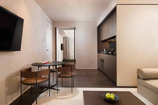 Large Studio Ground Level - Dining Table