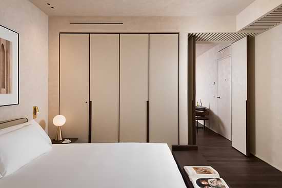 Large Studio Ground Level - Bed