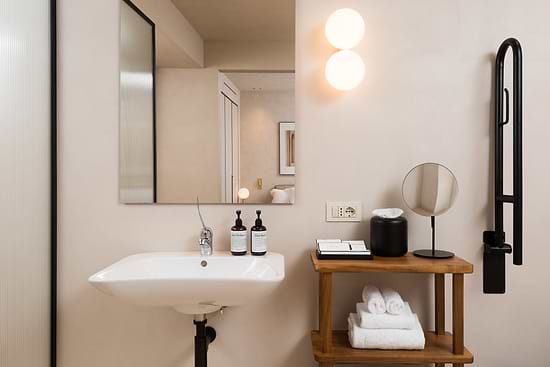 Large Studio Ground Level - Bathroom