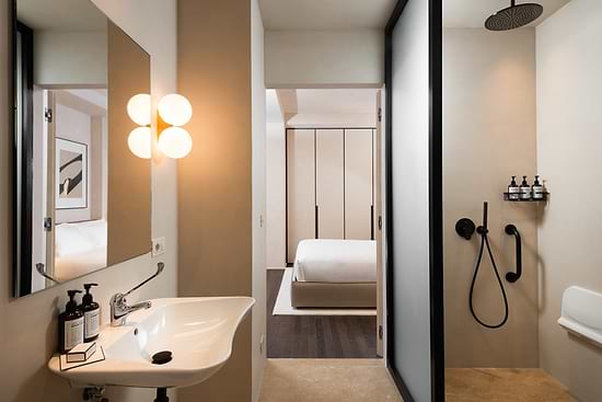 Large Studio Ground Level - Bathroom