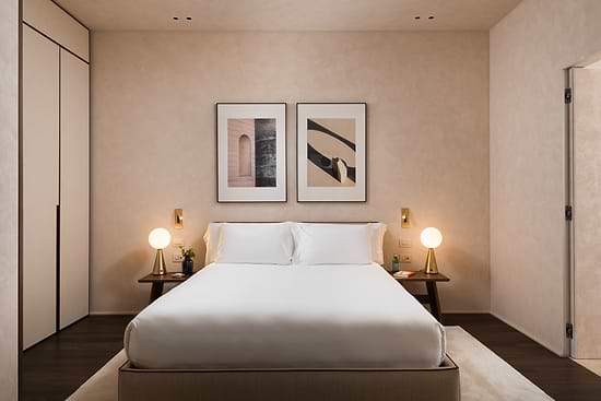 Large Studio with Balcony - Bed