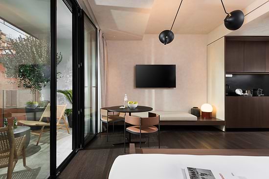 Studio with Balcony - Kitchenette and Dining table