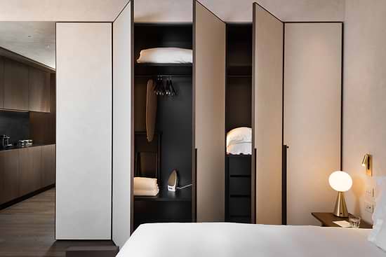 Studio with Balcony - Closet