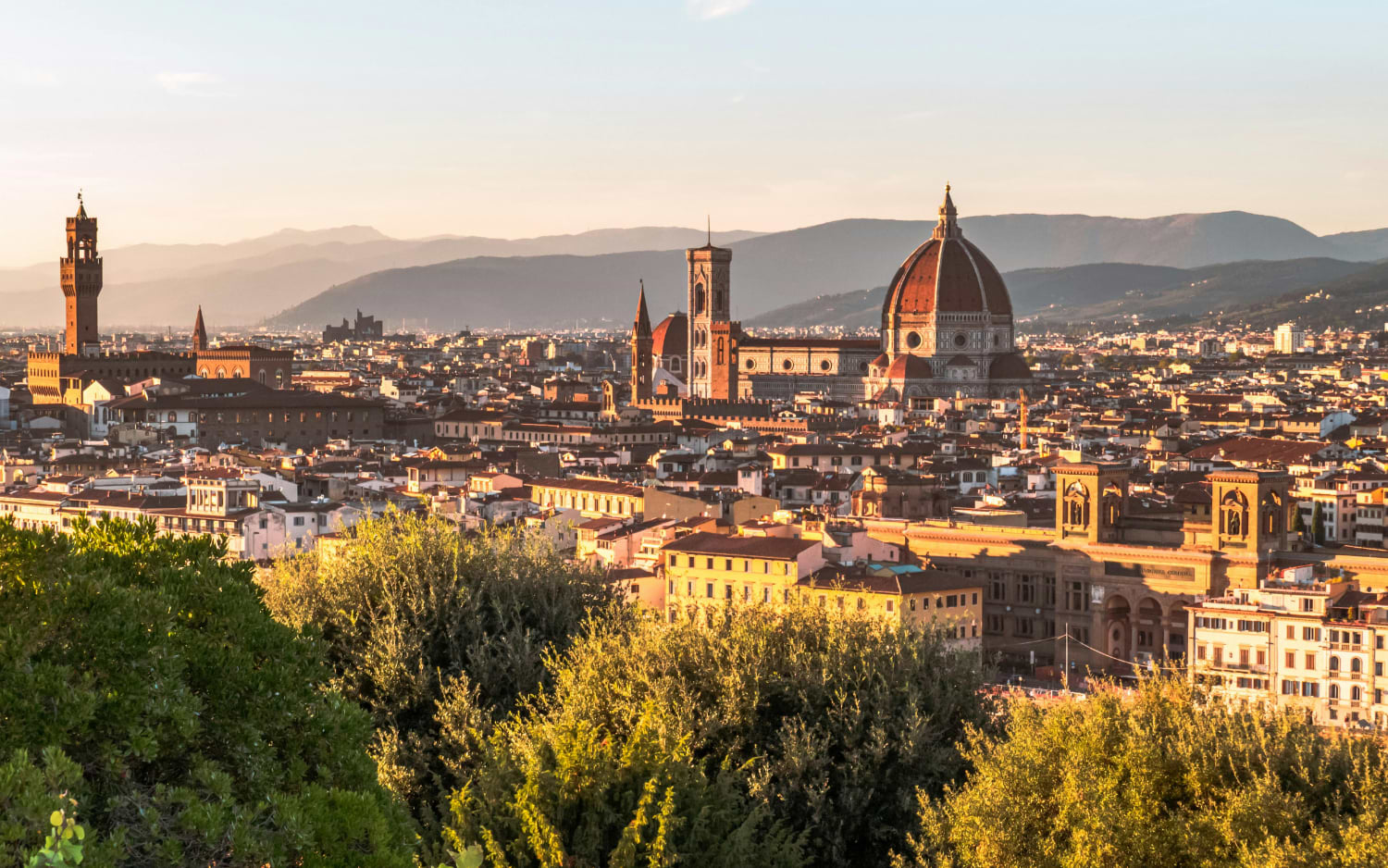 Panorama von Florenz in der Abendsonne mit Brunelleschis Domkuppel und den Hügeln des Arnotals