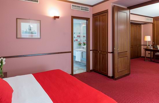 Leonardo Hotel Milan City Center - Suite Quadruple Room