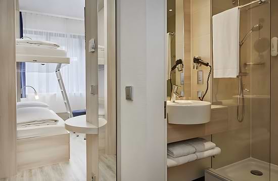 Leonardo Smart Hotel Berlin Alexanderplatz - Comfort Quadruple Room