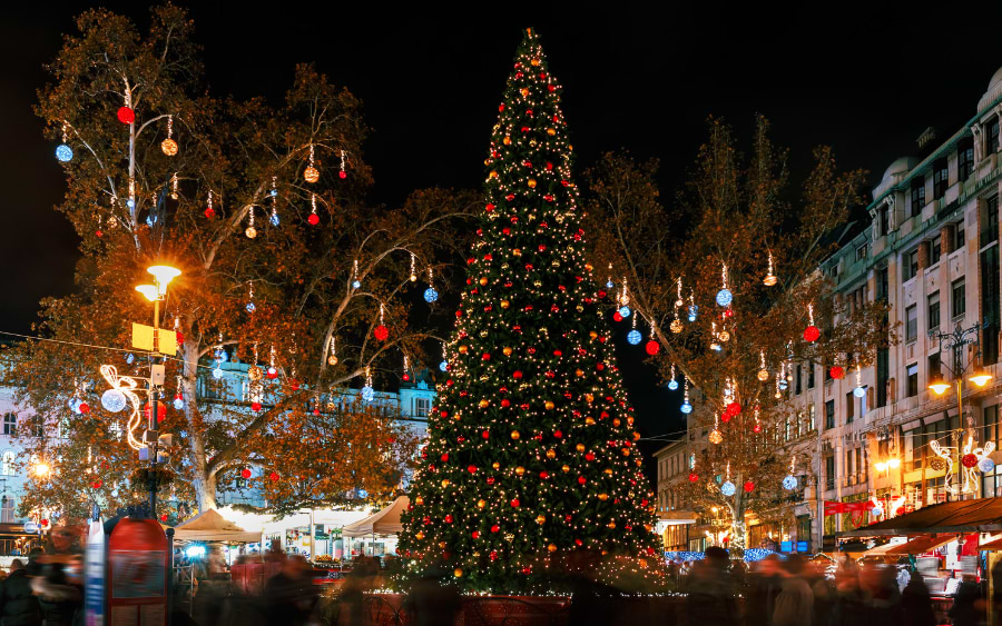  Fashion Street illuminated at night