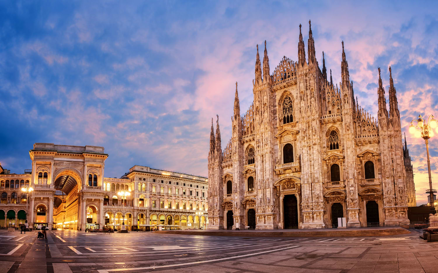 Der Mailänder Dom und die Galleria Vittorio Emanuele II bei Abenddämmerung auf der Piazza del DuomoDer Mailänder Dom und die Galleria Vittorio Emanuele II bei Abenddämmerung auf der Piazza del DuomoDer Mailänder Dom und die Galleria Vittorio Emanuele II bei Abenddämmerung auf der Piazza del Duomo