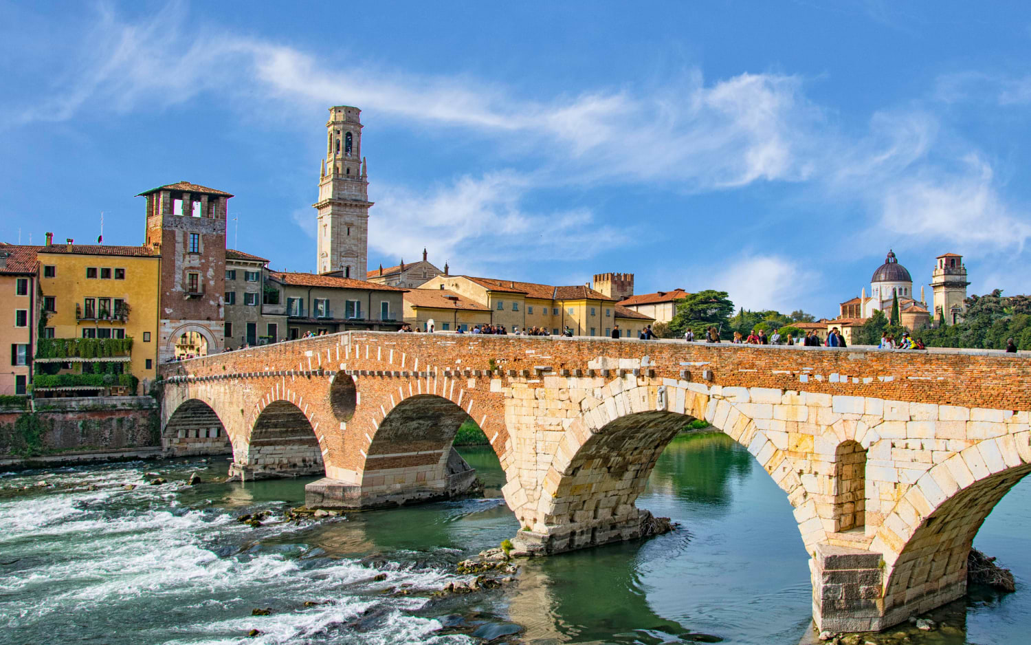 Die antike römische Ponte-Pietra-Brücke über die Etsch mit Veronas mittelalterlicher Skyline
