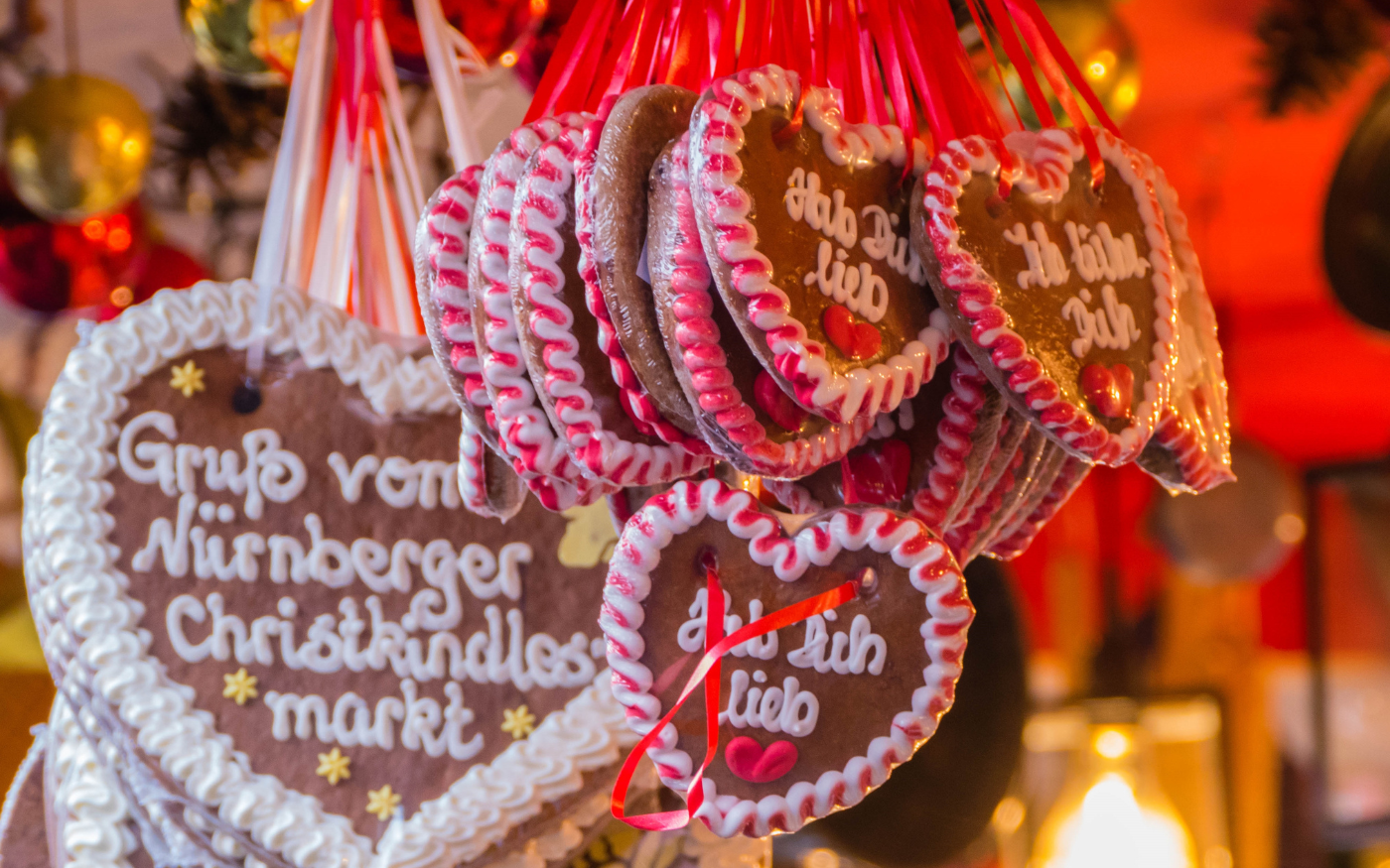 Heart-shaped Lebkuchen gingerbread with icing reading Gruß vom Nürnberger Christkindlesmarkt
