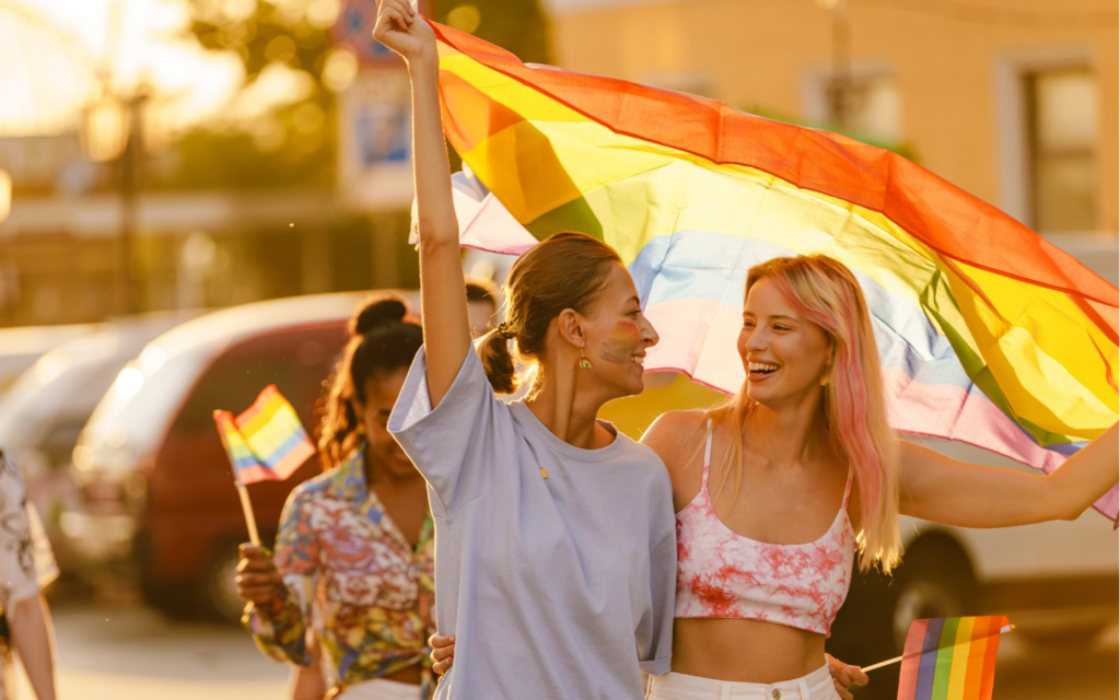 Ehepaar feiert Pride in Europa
