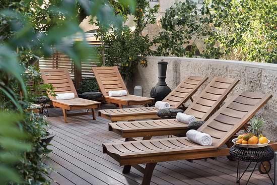 Leonardo Boutique Hotel Jerusalem - Sun loungers on the hotel yard