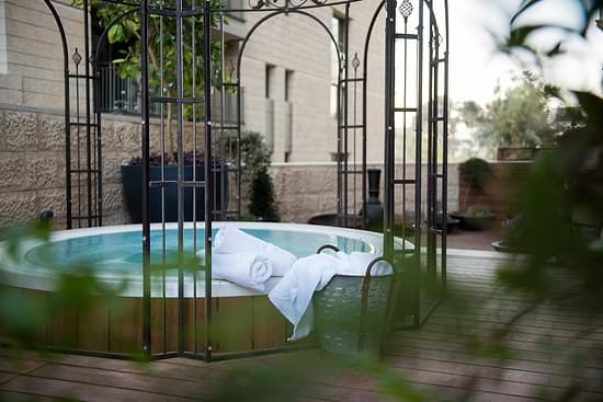 Leonardo Boutique Hotel Jerusalem - The hot tub on the yard