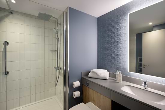 Leonardo Hotel Bristol Glassfields Bathroom