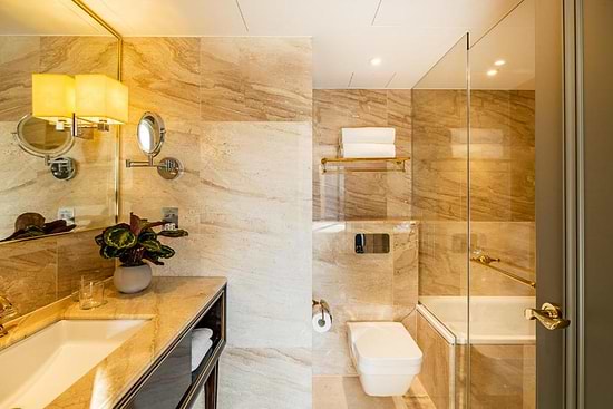 Leonardo Hotel London Aldgate - Suite with King Bed and Sofa Bed