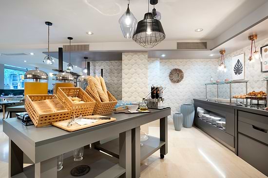 Leonardo Hotel Barcelona Gran Via - Frühstück