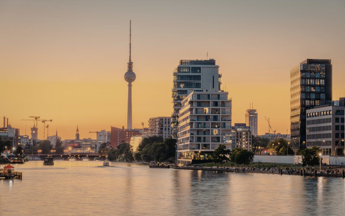 Berliner Skyline mit Fernsehturm und Spree bei Sonnenuntergang