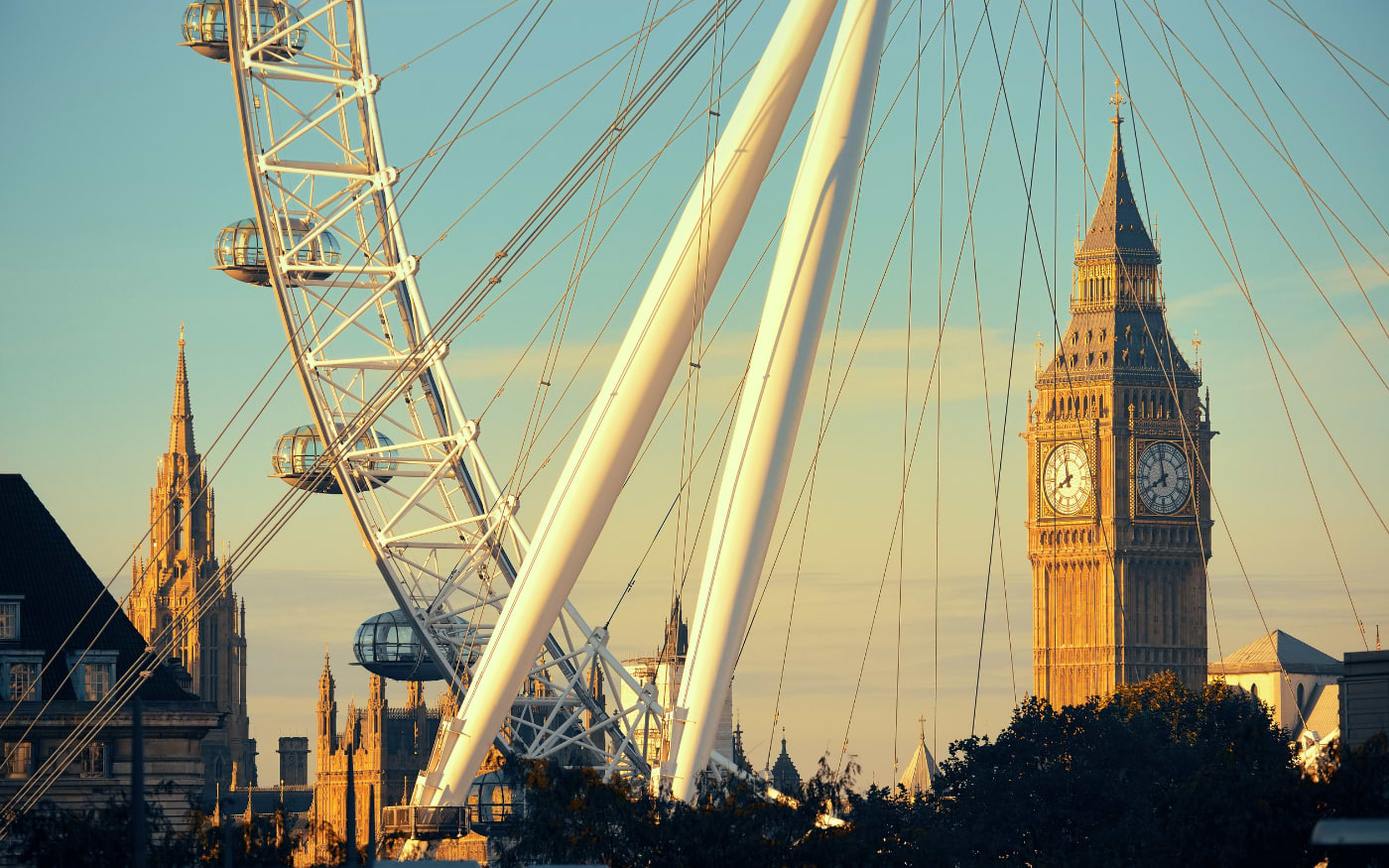 London city scape with the Big Ben in the background 