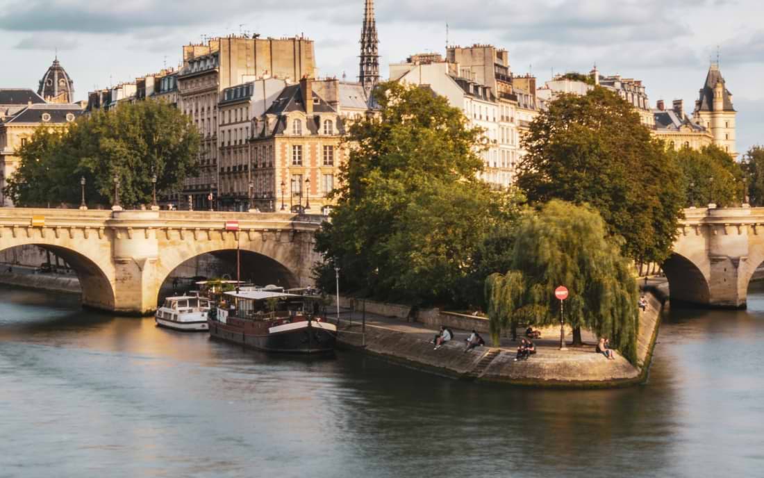 Walk along the Seine