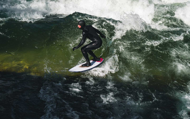 Surfer an der Eisbachwelle, München