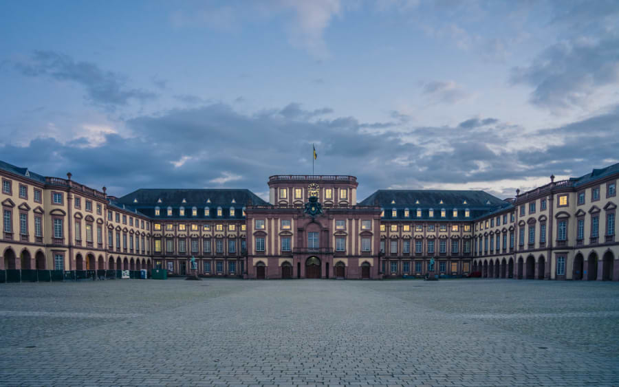 Mannheim Barockschloss (Mannheim Baroque Palace) at night