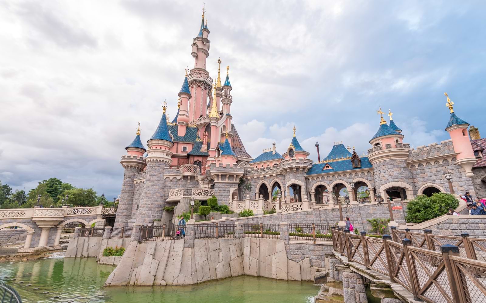visit disneyland in paris with kids
