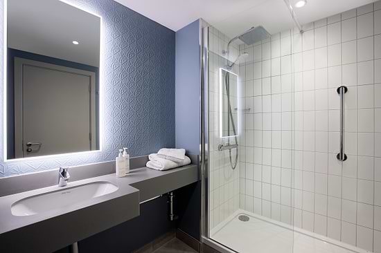 Leonardo Hotel Bristol Glassfields Bathroom