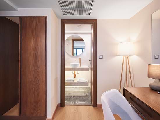 Interior details of Standard Room at Leonardo Hotel Athens City Center