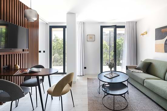 One Bedroom Apartment with Balcony - Setting area
