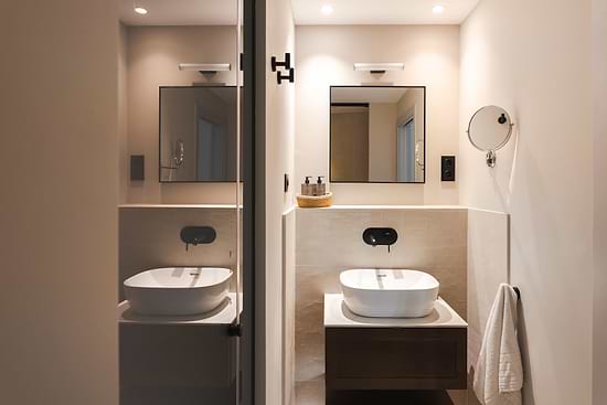 Studio with Balcony - Bathroom