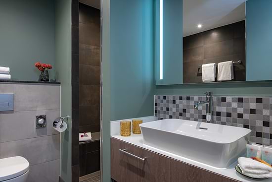 Leonardo Royal Hotel Amsterdam - Komfortzimmer mit 1 Queensize-Bett