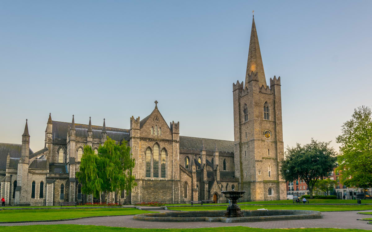 St. Patrick's Cathedral Dublin bei Sonnenaufgang