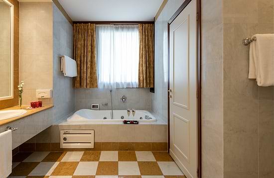 Leonardo Hotel Milan City Center - Suite Quadruple Room