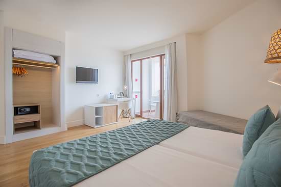 Leonardo Royal Hotel Ibiza Santa Eulalia - Family Zimmer seitlicher Meerblick