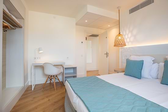 Leonardo Royal Hotel Ibiza Santa Eulalia - Family Zimmer seitlicher Meerblick
