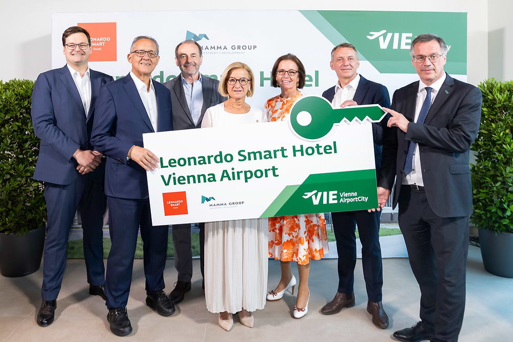 © Flughafen Wien, f.l.t.r. Thomas Neubauer (General Manager Leonardo Smart Vienna Airport), Günther Ofner (Vorstand der Flughafen Wien AG), Herbert Pinzolits (Eigentümer und CEO Mamma Group), Johanna Mikl-Leitner (Landeshauptfrau von Niederösterreich), Katharina Fraissl (Cluster General Manager Austria Leonardo Hotels Central Europe), Stephan Löwel (Chief Operations Officer DACH Leonardo Hotels Central Europe), Wolfgang Scheibenpflug (Geschäftsbereichsleiter Immobilien- und Standortmanagement Fl
