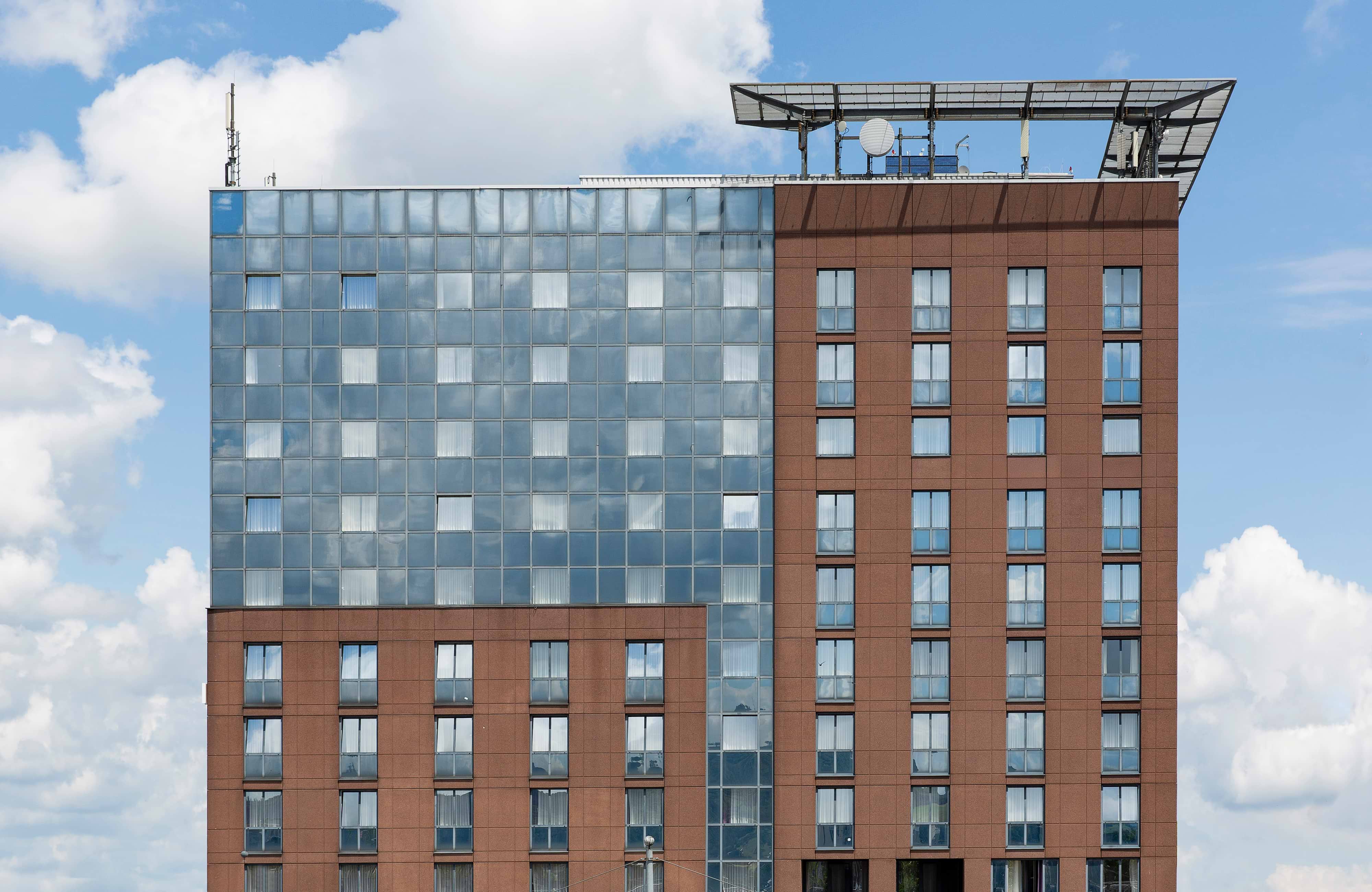 Moderne Fassade des Hotel Freiburg City Center by Leonardo Hotels direkt am Hauptbahnhof.