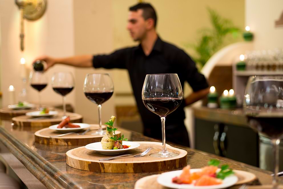 العشاء في مطعم فندق هيرودس فيتاليس