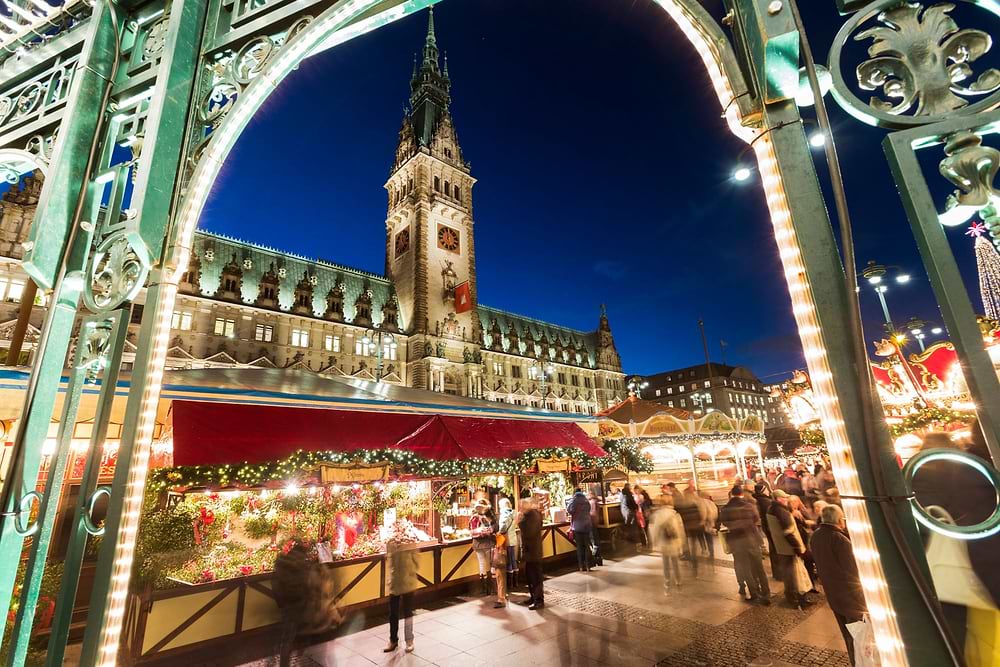 Historic Christmas market on the town hall square © Mediaserver Hamburg/Joerg Modrow