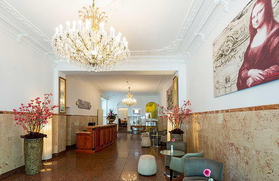 Hotel California - Lobby