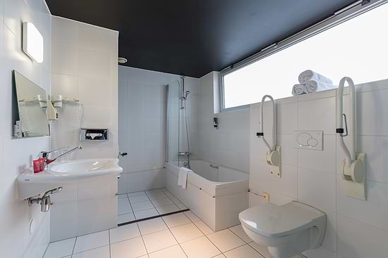 Leonardo Almere Hotel City Center - Comfortkamer 1 twinbed 1 eenpersoonsbed Badkamer