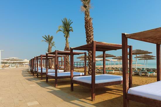 Leonardo Club Dead Sea All Inclusive - Sunbathing beds on the beach