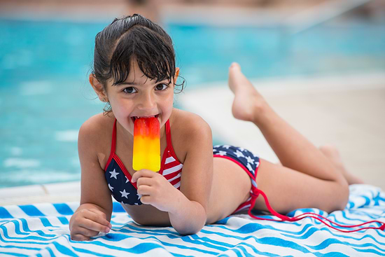 Leonardo Club Hotel Eilat - All Inclusive - Ein Mädchen im Pool