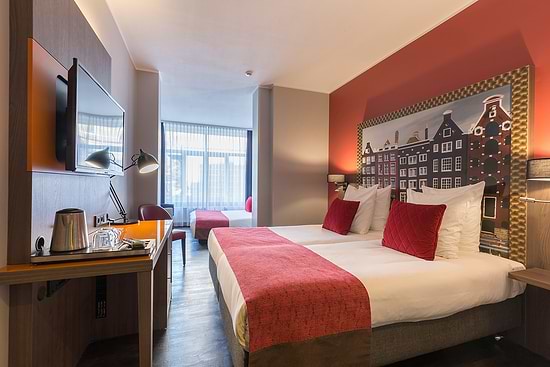 Leonardo Boutique Hotel Amsterdam Vondelpark - Superior Room 1 Twin Bed 2 Single Beds
