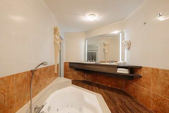 Leonardo Hotel Eindhoven City Center - Suite 1 Double Bed, extra Bed possible Bathroom