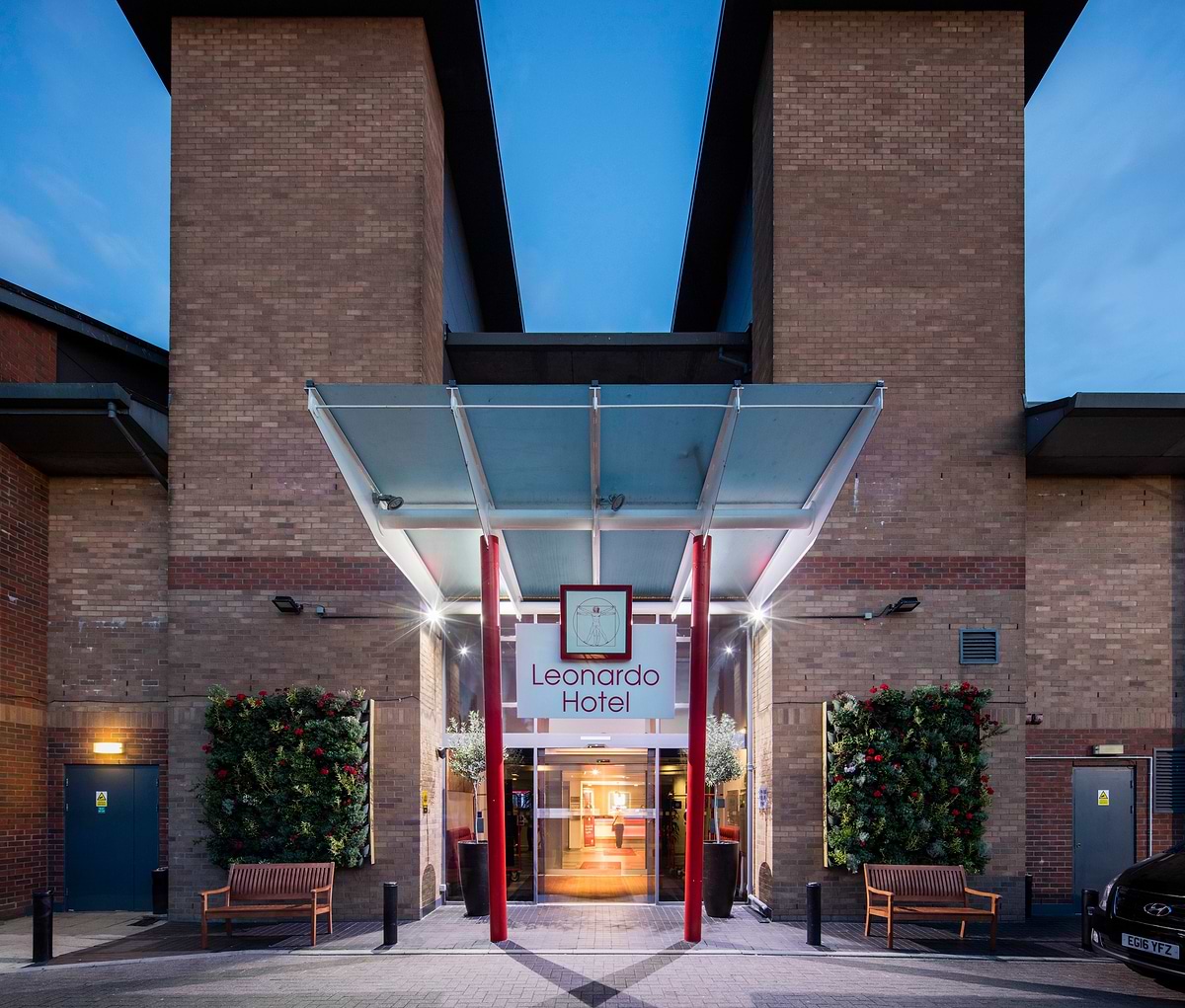 Leonardo London Heathrow Airport - Exterior