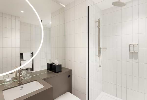 Leonardo Hotel Manchester Piccadilly Bathroom