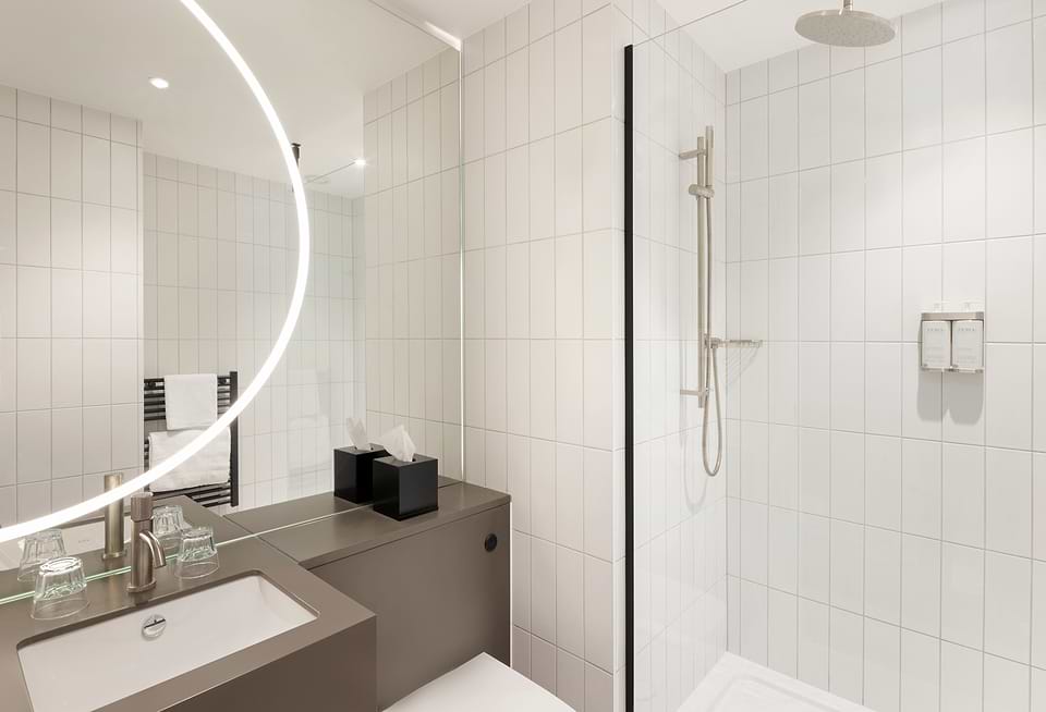 Leonardo Hotel Manchester Piccadilly Bathroom
