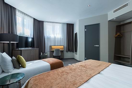 Leonardo Hotel Amsterdam Museum Quarter - Комфортный номер с 1 двуспальной кроватью 1 односпально1 кроватью и ограниченным видом