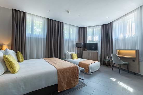 Leonardo Hotel Amsterdam Museum Quarter - Комфортный номер с 1 двуспальной кроватью 1 односпально1 кроватью и ограниченным видом